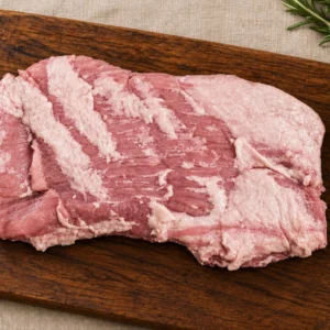 Bistec de cerdo de Ganado Verde, vista desde arriba sobre tabla de madera
