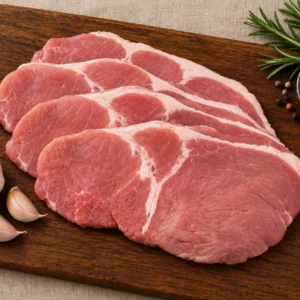 Bistec económico de Ganado Verde, vista desde arriba sobre tabla de madera