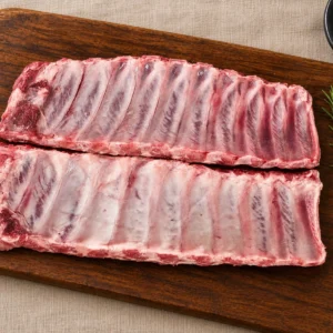 Costilla de cerdo de Ganado Verde, vista desde arriba sobre tabla de madera
