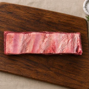 Short Rib de Ganado Verde, vista desde arriba sobre tabla de madera