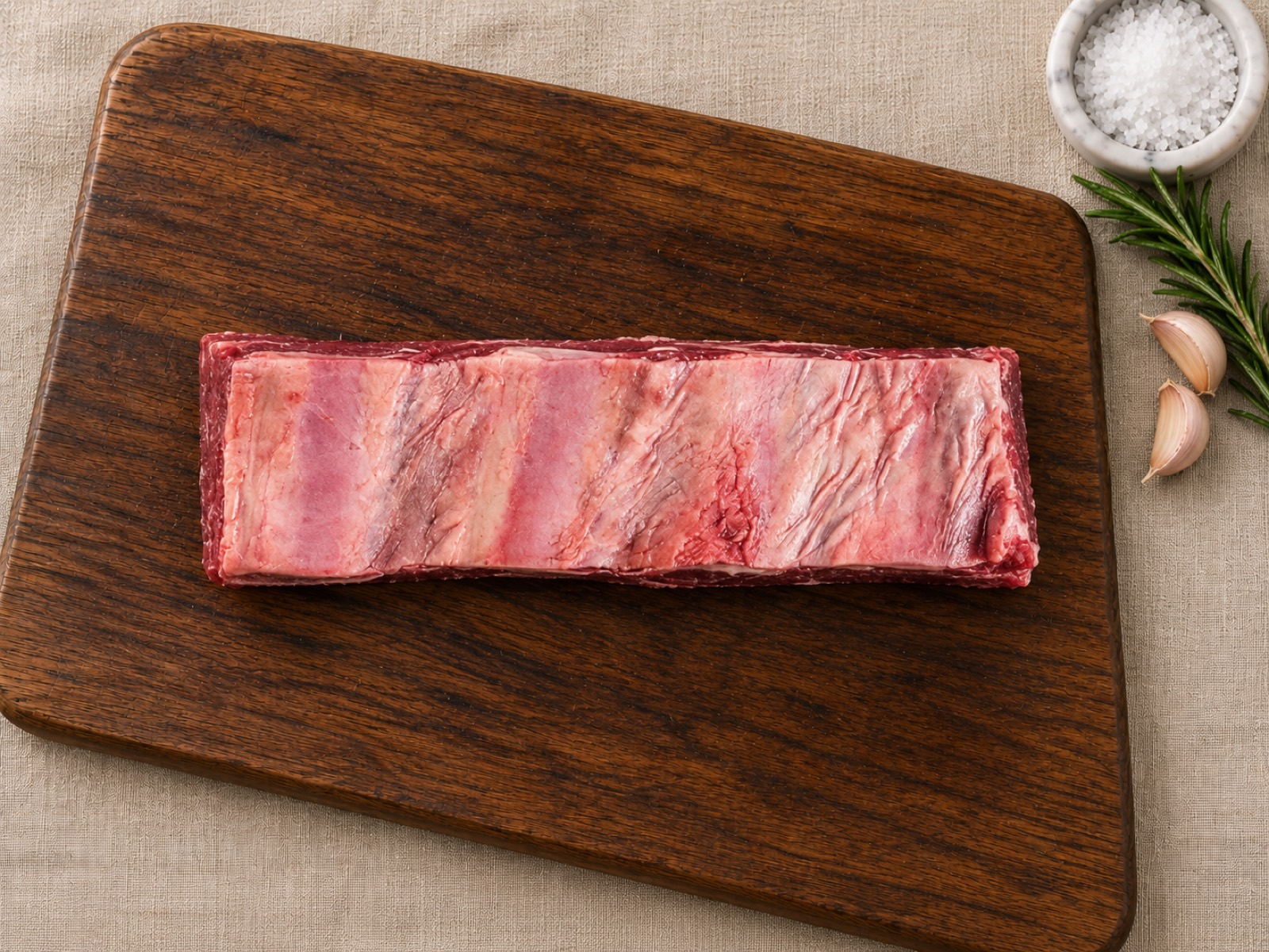 Short Rib de Ganado Verde, vista desde arriba sobre tabla de madera