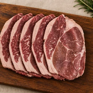 Sirloin de Ganado Verde, vista desde arriba sobre tabla de madera